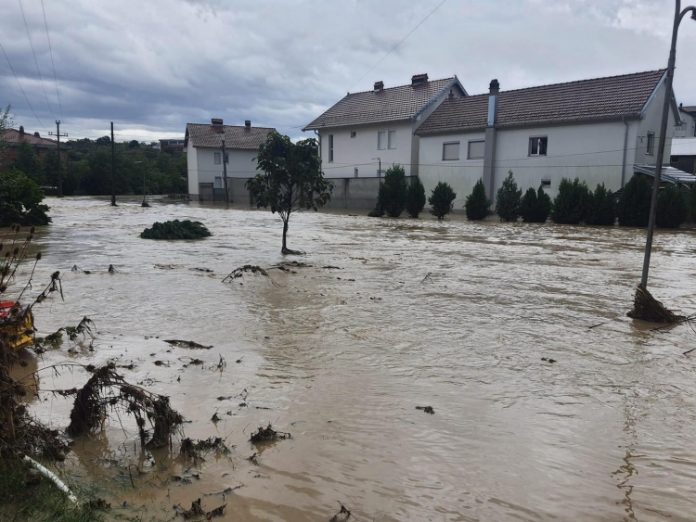 Foto Fejsbuk nalog gradonačelnika Orahovca i Fejsbuk stranica Đakovica danas