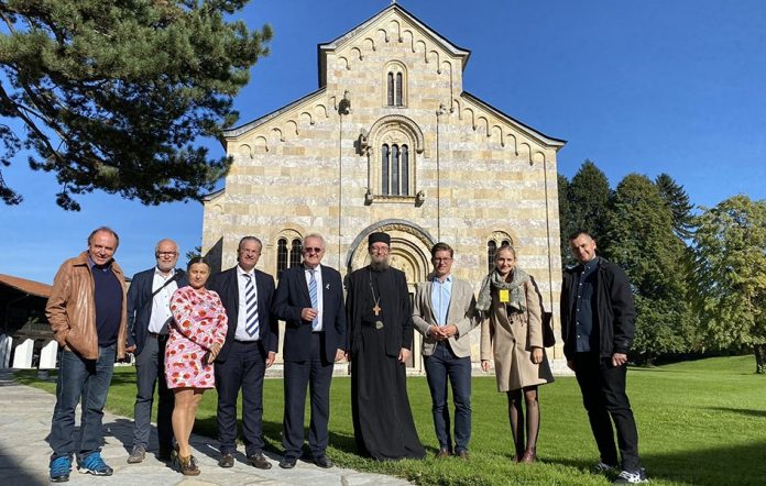 Viland sa saradnicima u Visokim Dečanima (Foto Tviter manastira V.Dečani)