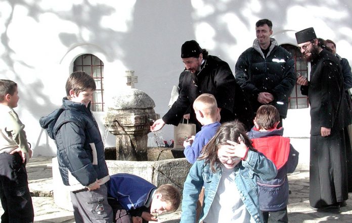 16657360846012_vladika_atanasije_sa_najmaima_u_manastiru_visoki_deani__februar_2000_godine___foto_arhiva_kim__