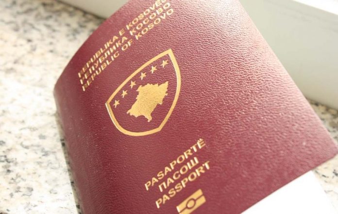 Kosovski pasoš (Foto: RSE) Kosovski pasoš (Foto: RSE)