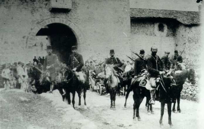 Turski vojnici i albanske vojvode ispred kapije manastira Visoki Dečani 1904. godine (Foto: Meri Edit Daram, Public domain, via Wikimedia Commons)