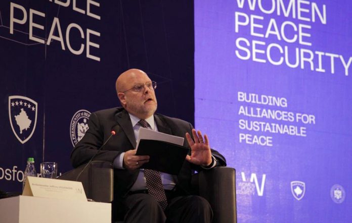 Ambasador Džefri Hovenijer na Forumu za žene, mir i bezbednost u Prištini, oktobar 2022. (Foto: Tviter@USAmbKosovo)