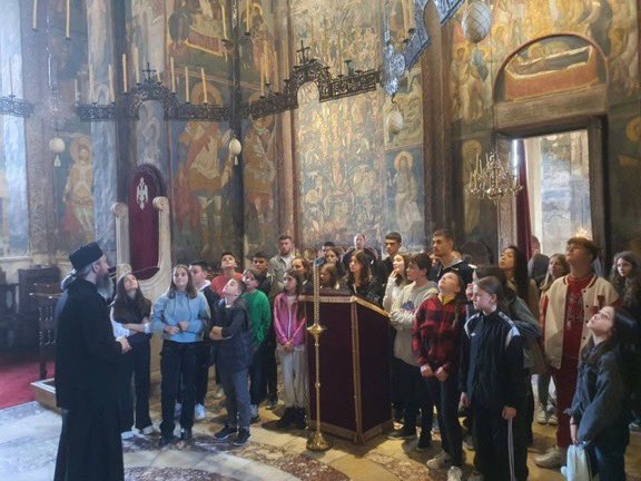 Dečanci ugostili đake iz Vitomirice i Dečana, i studente i profesore sa beogradske Bogoslovije 1 Fg6vZZRWQAIJiRu