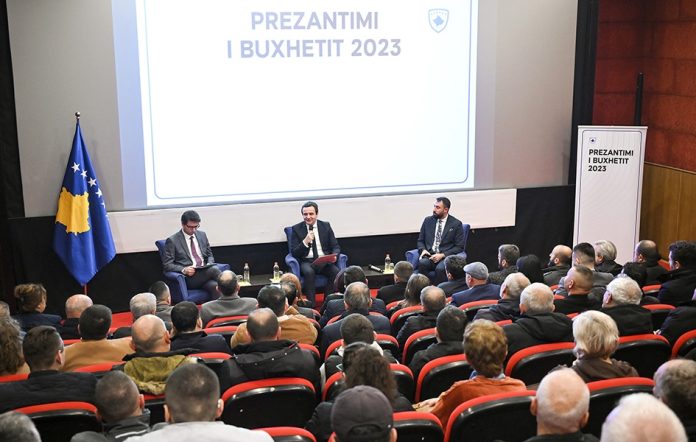 Kurti sa ministrima predstavlja budžet u Prizrenu (Foto: Kabinet premijera Kosova)