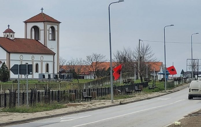 Zastave Albanije istaknute u Klokotu (Foto: Kancelarija za KiM)