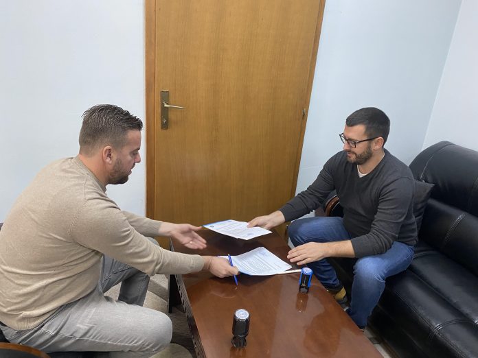 Zamenik gradonačelnika Orahovca Fatmir Iska i urednik Radio Goraždevca Darko Dimitrijević (Foto: Radio Goraždevac)