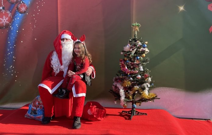 Fotografisanje sa Deda Mrazom u Gračanici (Foto: Kim, arhiva) Fotografisanje sa Deda Mrazom u Gračanici (Foto: Kim, arhiva)