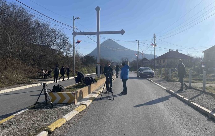 Novinari na barikadama u Rudaru (Foto: Kim)