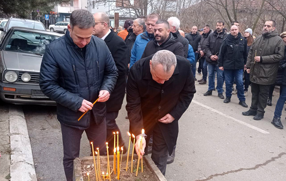 Odavanje pošte Oliveru Ivanoviću od ranog jutra 1 16738545093893 svee za ubijenog olivera ivanovia foto kim