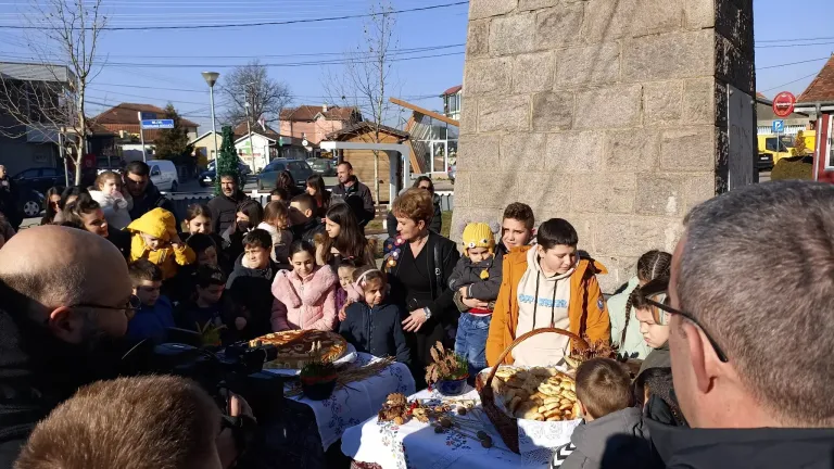 Lomljenje Božićne česnice u Gračanici: Zlatnici kod Nevene, Andrije i Lazara 1 2