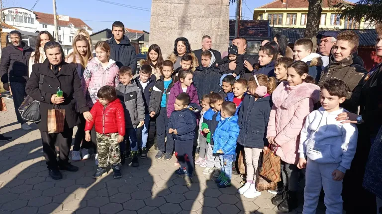 Lomljenje Božićne česnice u Gračanici: Zlatnici kod Nevene, Andrije i Lazara 3 4