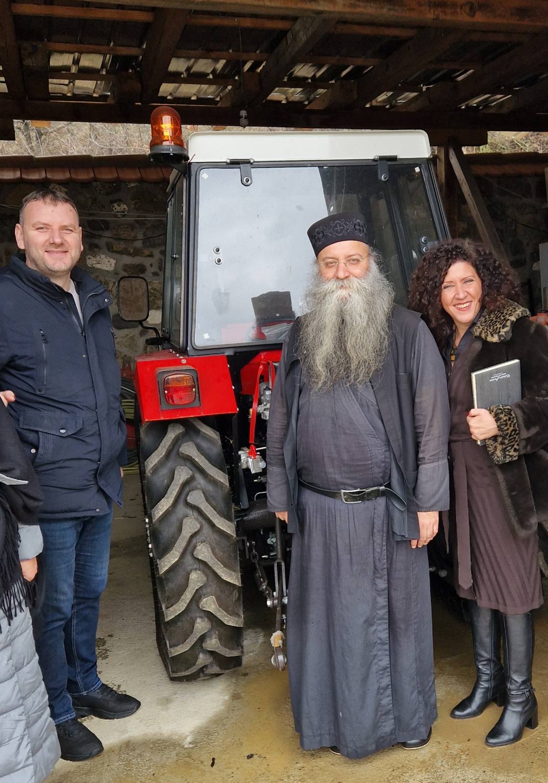 Dečanskoj vinici i manastiru Zočište uručena pomoć za osnaživanje njihovih ekonomija 1 Vocarski traktor za manastir Zociste 1 fotografija KKiM