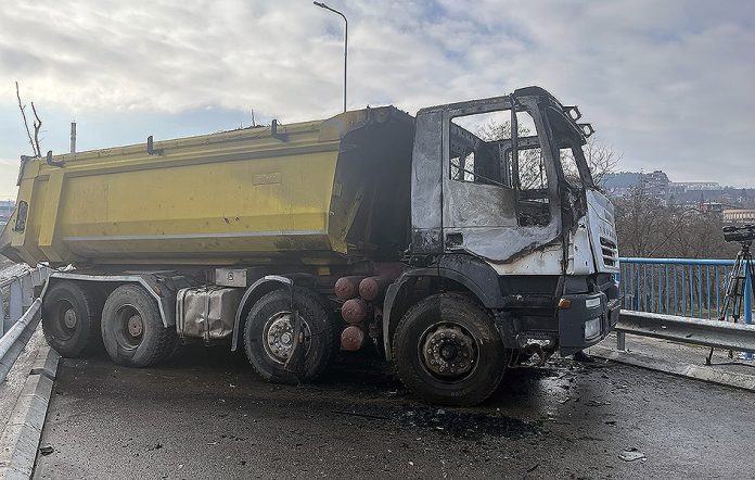 Zapaljeni kamion kod Dudinog Krša (Foto: Kim)