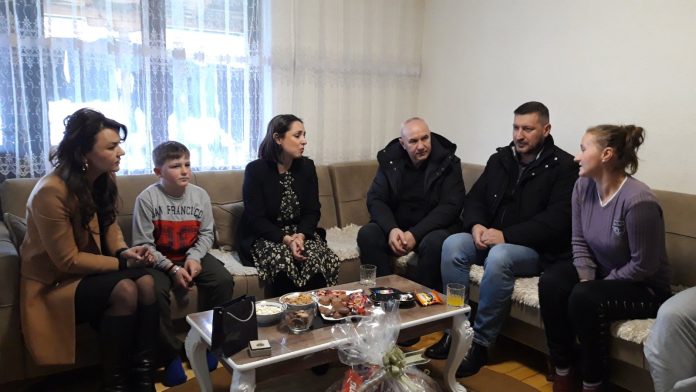 Представници Канцеларије за КиМ у посети породицама Стојановић (4), фотографија ККиМ
