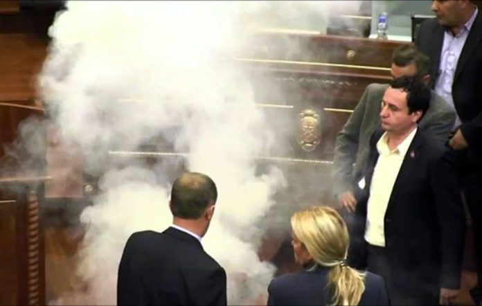 Aljbin Kurti (desno) u kosovskom parlamentu nakon jednog od mnogobrojnih prekida sednice zbog upotrebe suzavca (Foto: arhiva Kim)