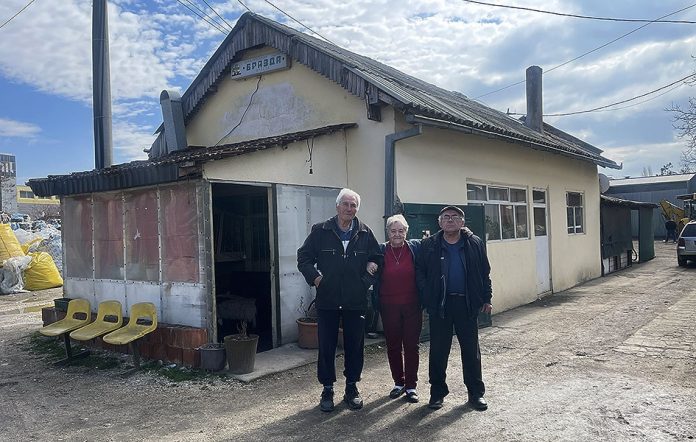 Srbi ispred kafane i prodavnice u Bresju (Foto: Kim)