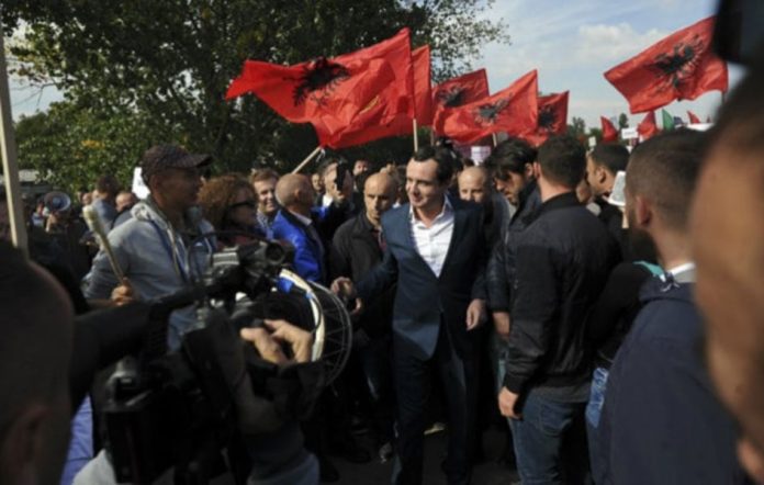 Aljbin Kurti na protestu u Prištini protiv korekcije granice sa Srbijom, septembar 2018 (Foto: BIRN)