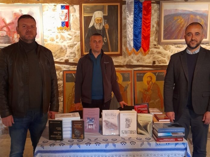 Primopredaja knjiga (Foto: Radio Kontakt Plus)