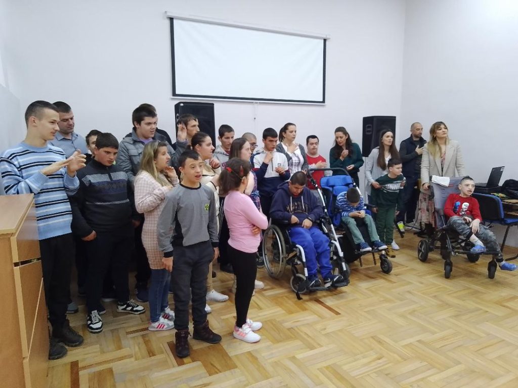 Vojnici KFOR-a donirali školi “Kosovski božur” sredstva za ekskurziju na Zlatiboru 2 Foto Radio Mitrovica sever 5