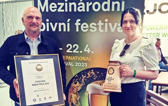 Isak i Zorica Vorgučić sa diplomom i nagradom u Češkoj (Foto: S. Živić)