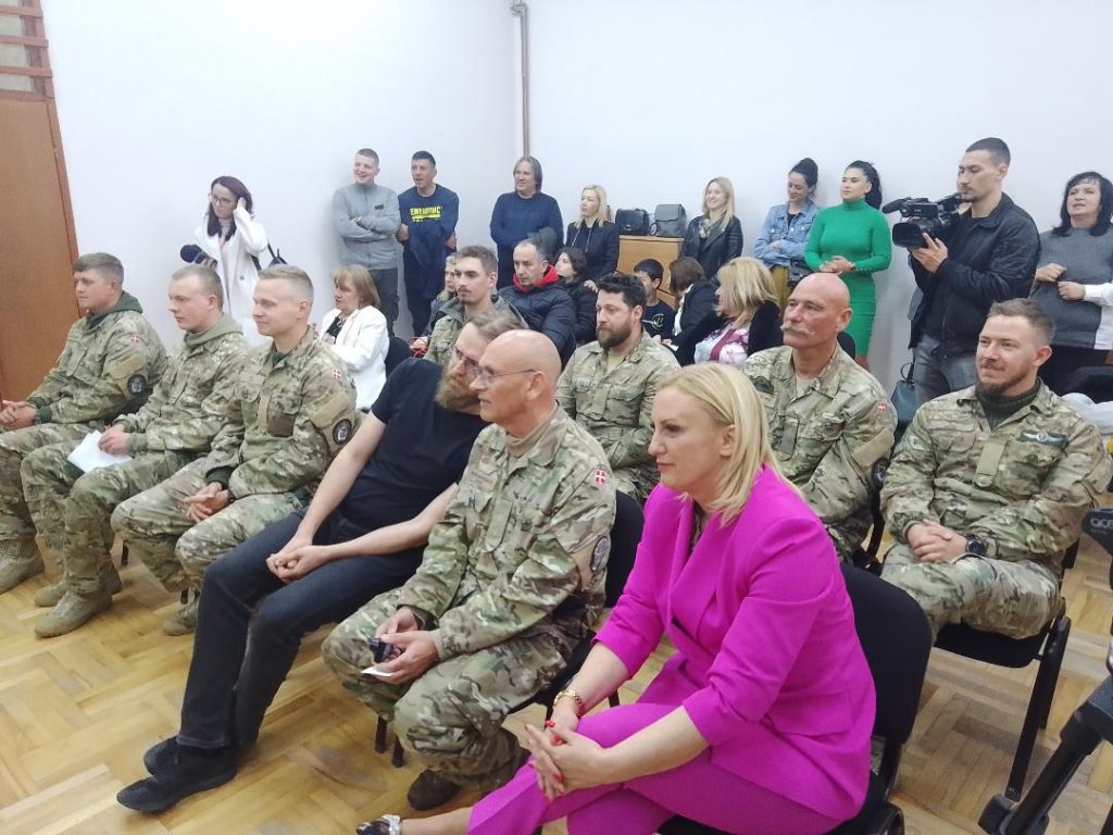 Vojnici KFOR-a donirali školi “Kosovski božur” sredstva za ekskurziju na Zlatiboru 1 thumbnail 3 6 1024x768 1