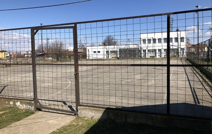Školsko dvorište u Ugljaru (Foto Kim) Školsko dvorište u Ugljaru (Foto Kim)