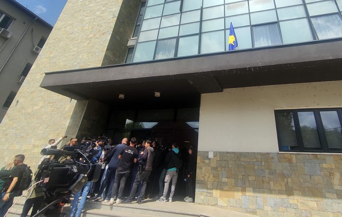 Zastava Kosova na zgradi Opštine Severna Mitrovica (Foto Kim) Zastava Kosova na zgradi Opštine Severna Mitrovica (Foto Kim)