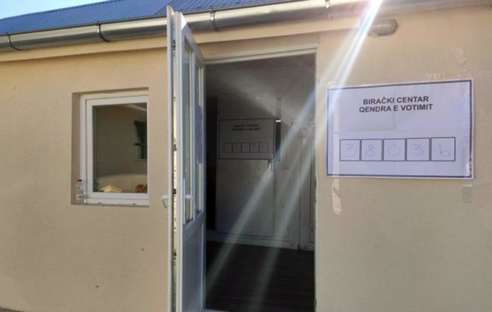 Biračko mesto na poslednjim lokalnim izborima na severu Kosova (Foto Radio Kontakt Plus) Biračko mesto na poslednjim lokalnim izborima na severu Kosova (Foto Radio Kontakt Plus)