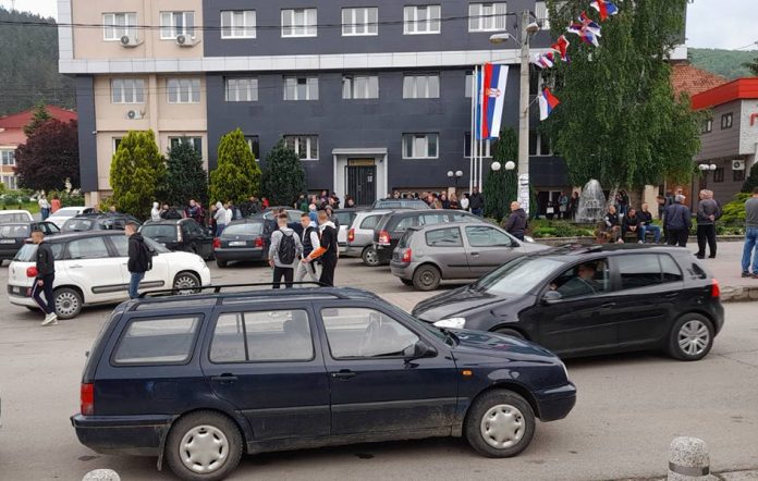 Okupljanja ispred zgrade Opštine u Leposaviću (Foto KoSSev) Okupljanja ispred zgrade Opštine u Leposaviću (Foto KoSSev)