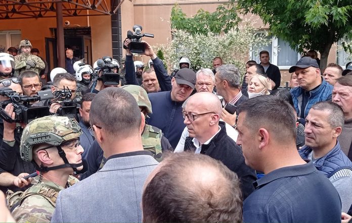 Goran Rakić tokom razgovora sa predstavnicima KFOR-a (Foto: Kim)