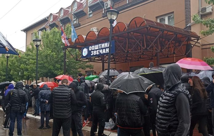 Građani okupljeni ispred opštine Zvečan (Foto Radio Kontakt Plus)