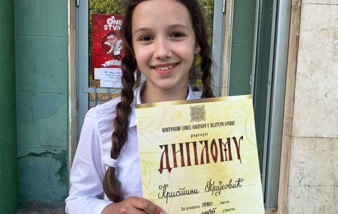 Kristina Trajković sa diplomom za osvojeno prvo mesto na smotri recitatora (Foto: privatna arhiva, ustupljena fotografija)
