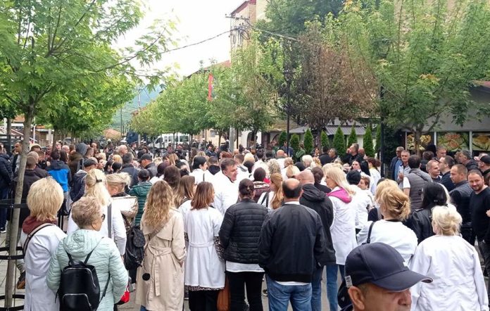 Medicinski radnici na protestu u Zvečanu (Foto: Kim)