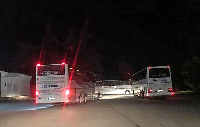 Organizovan prevoz za miting u Beogradu (Foto Fejsbuk stranica KiM)