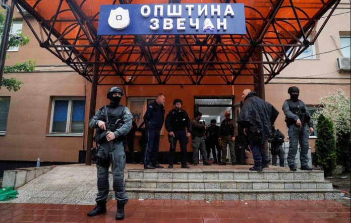 Pripadnici specijalne jedinice Kosovske policije ispred zgrade opštine Zvečan (Foto Rojterj)