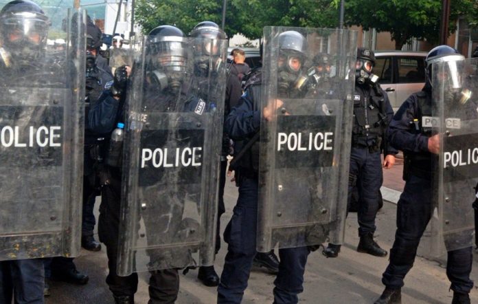 Pripadnici specijalnih jedinica Policije Kosova isped opštine u Zvečanu (Foto: Dragana Zečević)