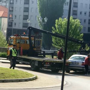 KP obezbeđuje, pauk uklanja automobile, ogroman broj novinarskih ekipa 1 pauk uklanja aotomobile
