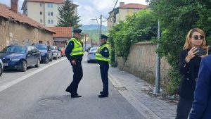 KP obezbeđuje, pauk uklanja automobile, ogroman broj novinarskih ekipa 2 plicija oko opstine 1920x1081 1