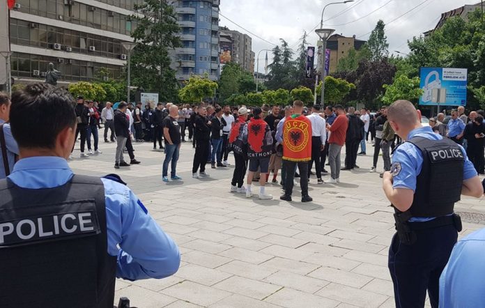 Sa protesta kod glavnog ibarskog mosta u Mitrovici (Foto Kim) Sa protesta kod glavnog ibarskog mosta u Mitrovici (Foto Kim)