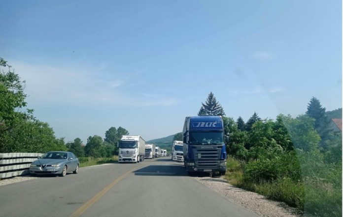 Kamioni sa robom i dalje u Rudaru (Foto Kim) Kamioni sa robom i dalje u Rudaru (Foto Kim)