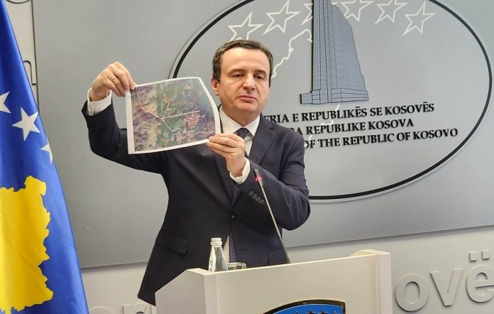 Aljbin Kurti pokazuje teren na kojem su uhapšeni policajci (Foto: Kim)