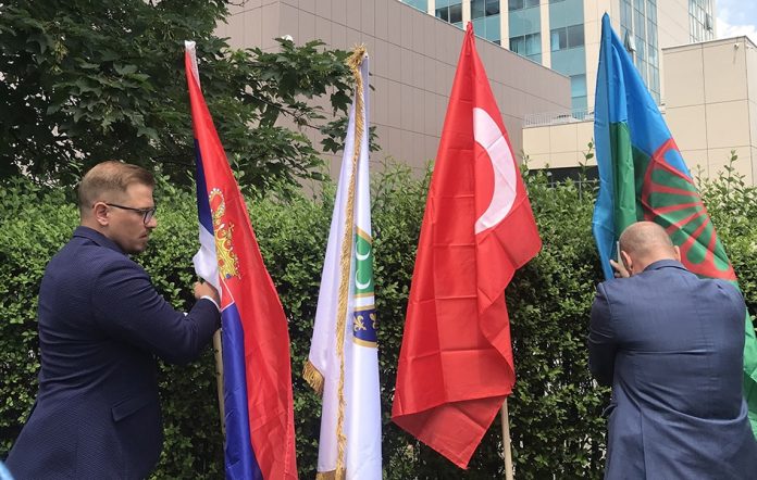 Arsenijević i Sadiku postavljaju zastave manjinskih zajednica na Kosovu na živu ogradu oko vlade Kosova (Foto: Kim)