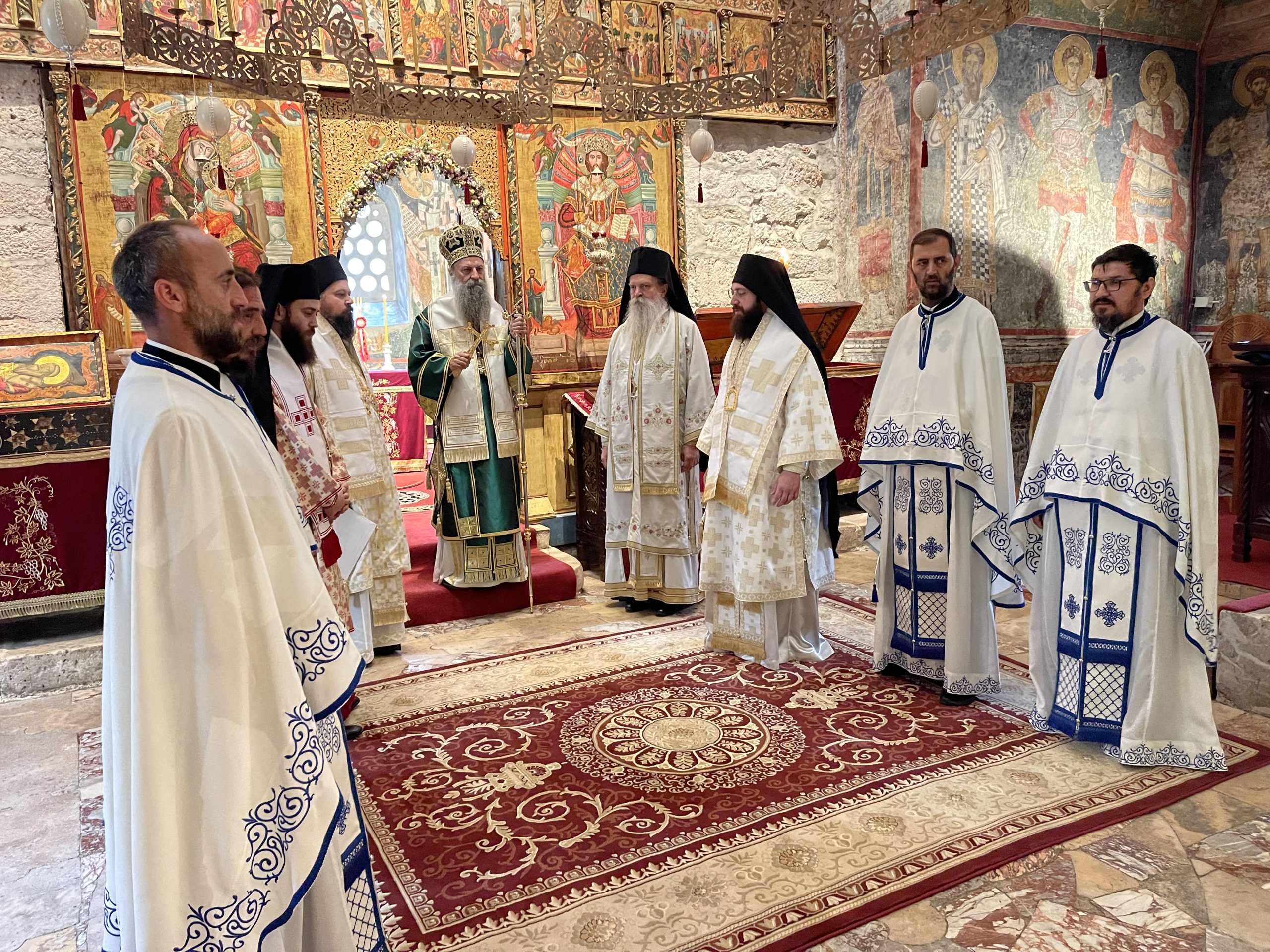 Patrijarh Porfirije sa svojim stipendistima u Pećkoj Patrijaršiji 1 IMG 8869 scaled