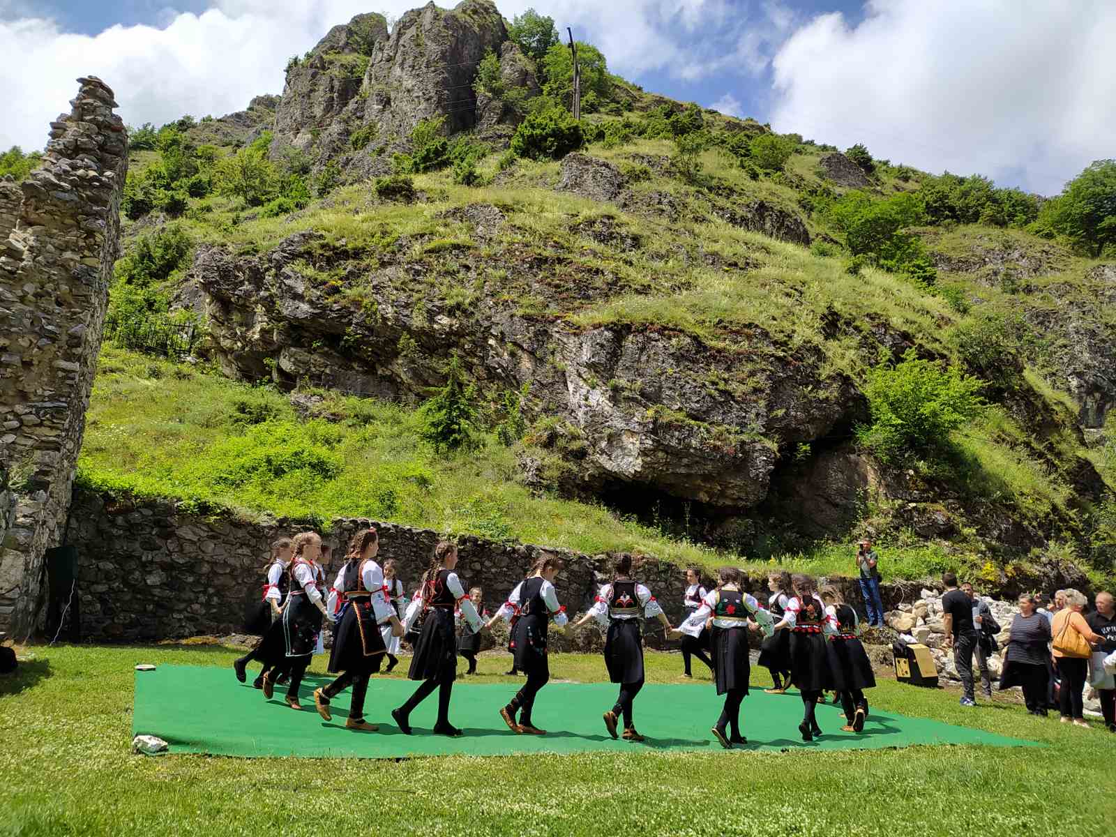 Dečija smotra folklora u Arhangelima: Deco čuvajte ono što su naši preci ostavili i ono što mi čuvamo 1 Kolo u Arhangelima Foto Radio Gorazdevac