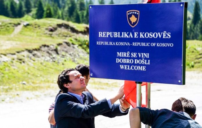 Predstavnici Samoopredeljenja postavljaju tablu na teritoriji Crne Gore 27 juna 2016 (Foto Fejsbuk Samoopredeljenje)