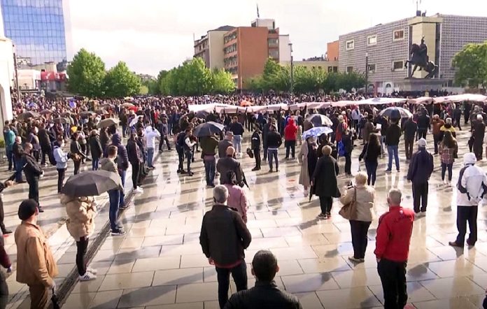 Test protest pristalica Samoopredeljenja u Prištini pred saopštavanje odluke Ustavnog suda o dekretu Hašima Tačija, 28. maj 2020. (Foto: arhiva Kim)