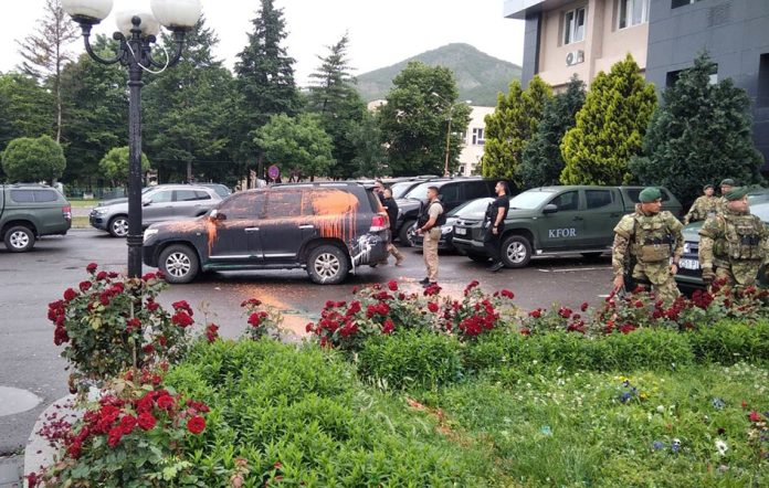 Vozilo kosovskog ministra Krasnićija u Leposaviću (Foto: Darko Mirković)