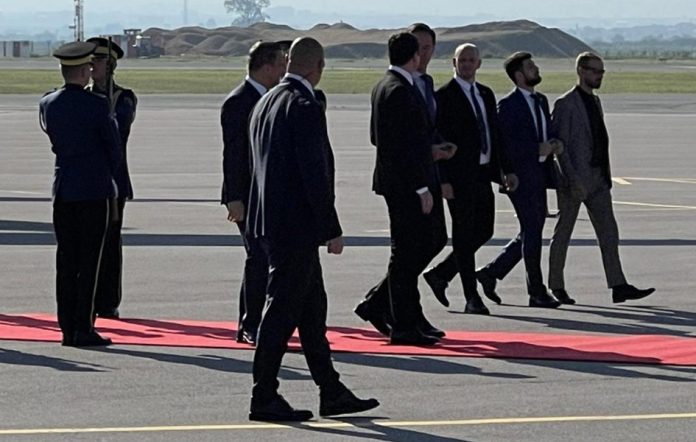 Doček premijera Holadnije i Luksemburga na prištinskom aerodromu (Foto: Ekonomia online)