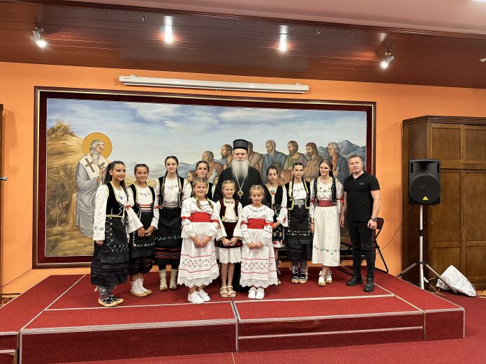 Vladika Teodosije sa decom iz Goraždevca u Beogradu (Foto: Radio Goraždevac)