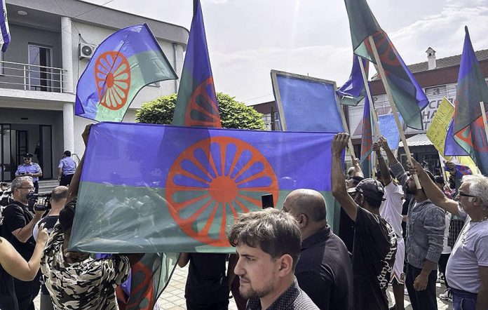 Sa protesta ispred Policijske stanice u Gračanici (Foto: Kim)